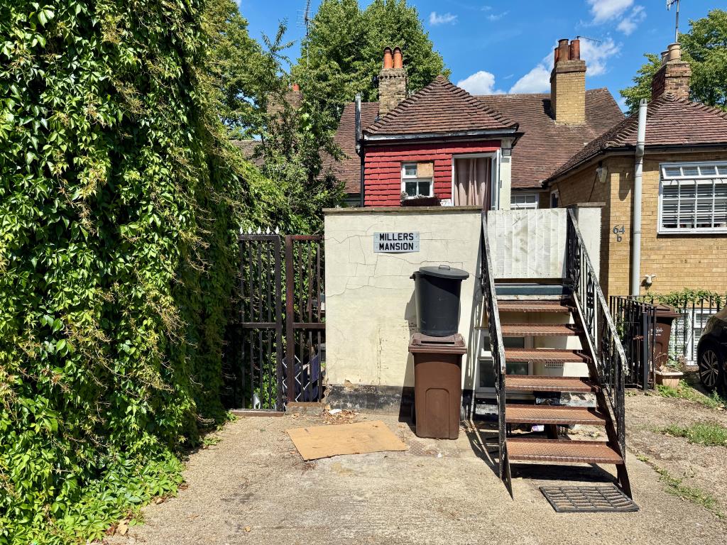 Lot: 116 - VACANT MIXED-USE BUILDING IN TOWN CENTRE - Rear of building